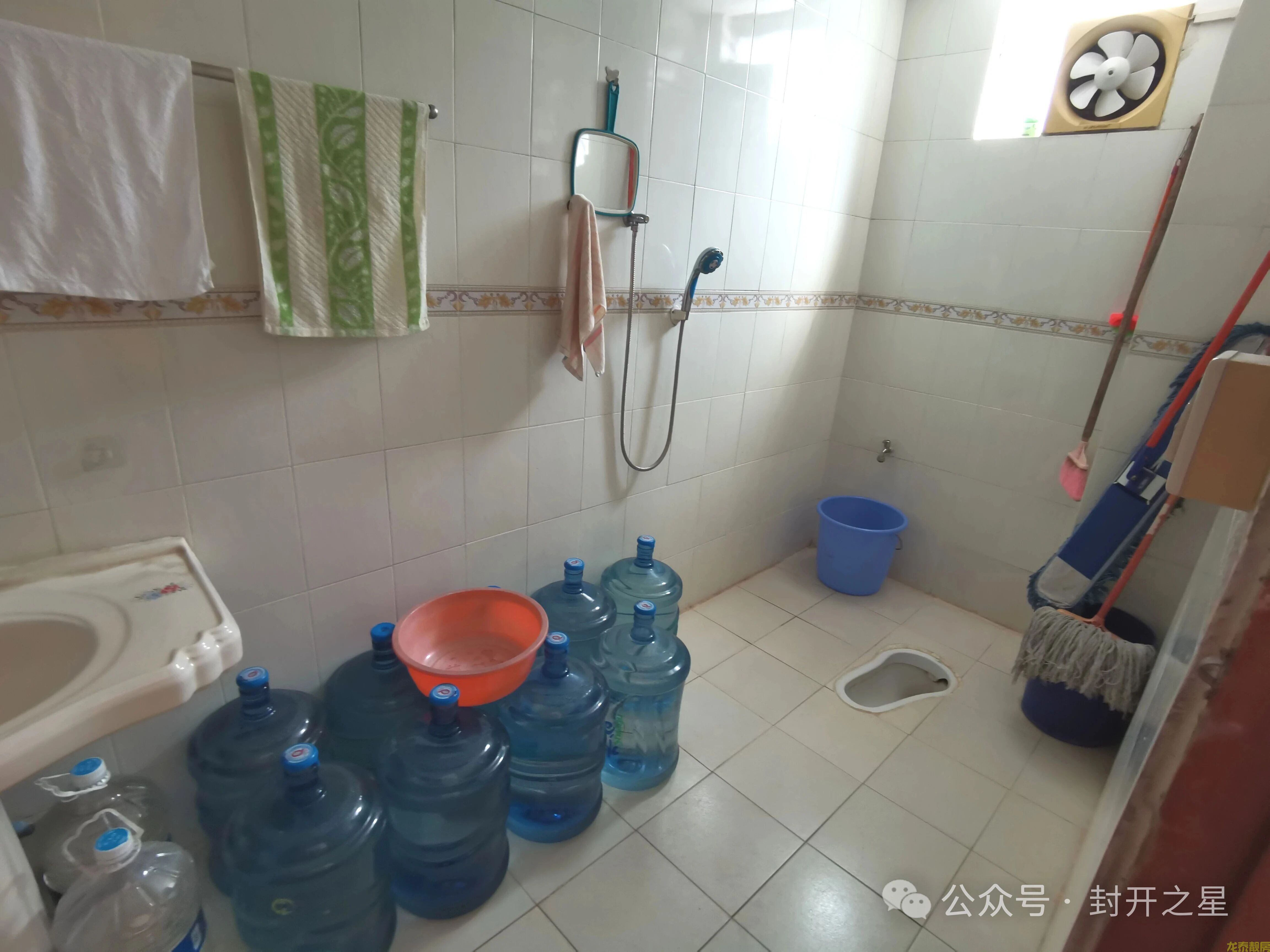 江滨公园附近步梯5楼精装三房可按揭